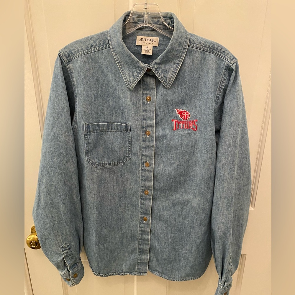 TITAN’S Bundle • LADIES VINTAGE ANTIGUA CHAMBRAY SHIRT + Infinity Scarf